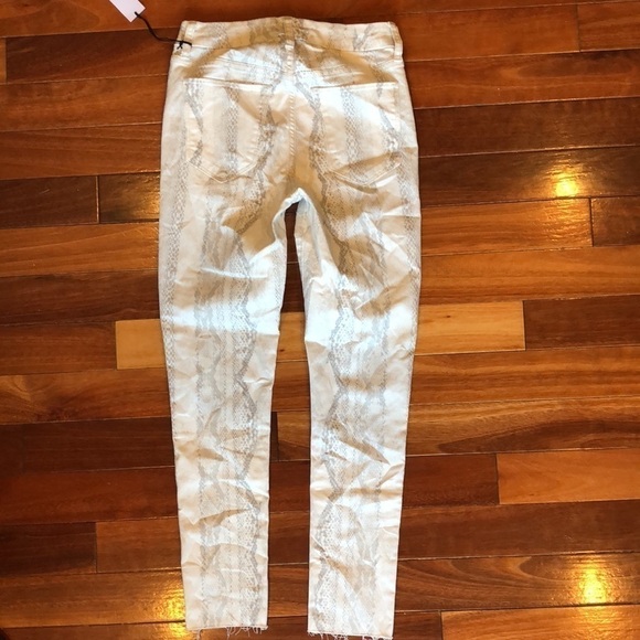 🌸New Joe’s Jeans White Snake Raw Hem Highwaist 26 - Picture 3 of 11